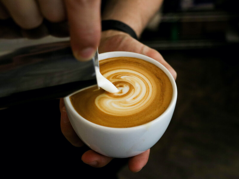 pouring latte art